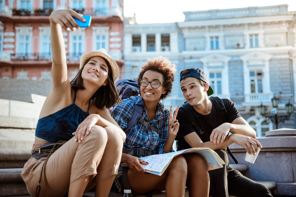 viajes-singles-grupo-selfie chicos tomándose una foto con el móvil