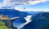 Fiordos noruegos en verano: lagos, montañas y senderismo